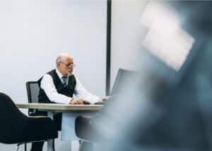 Revisa procesos administrativos con sistema ERP